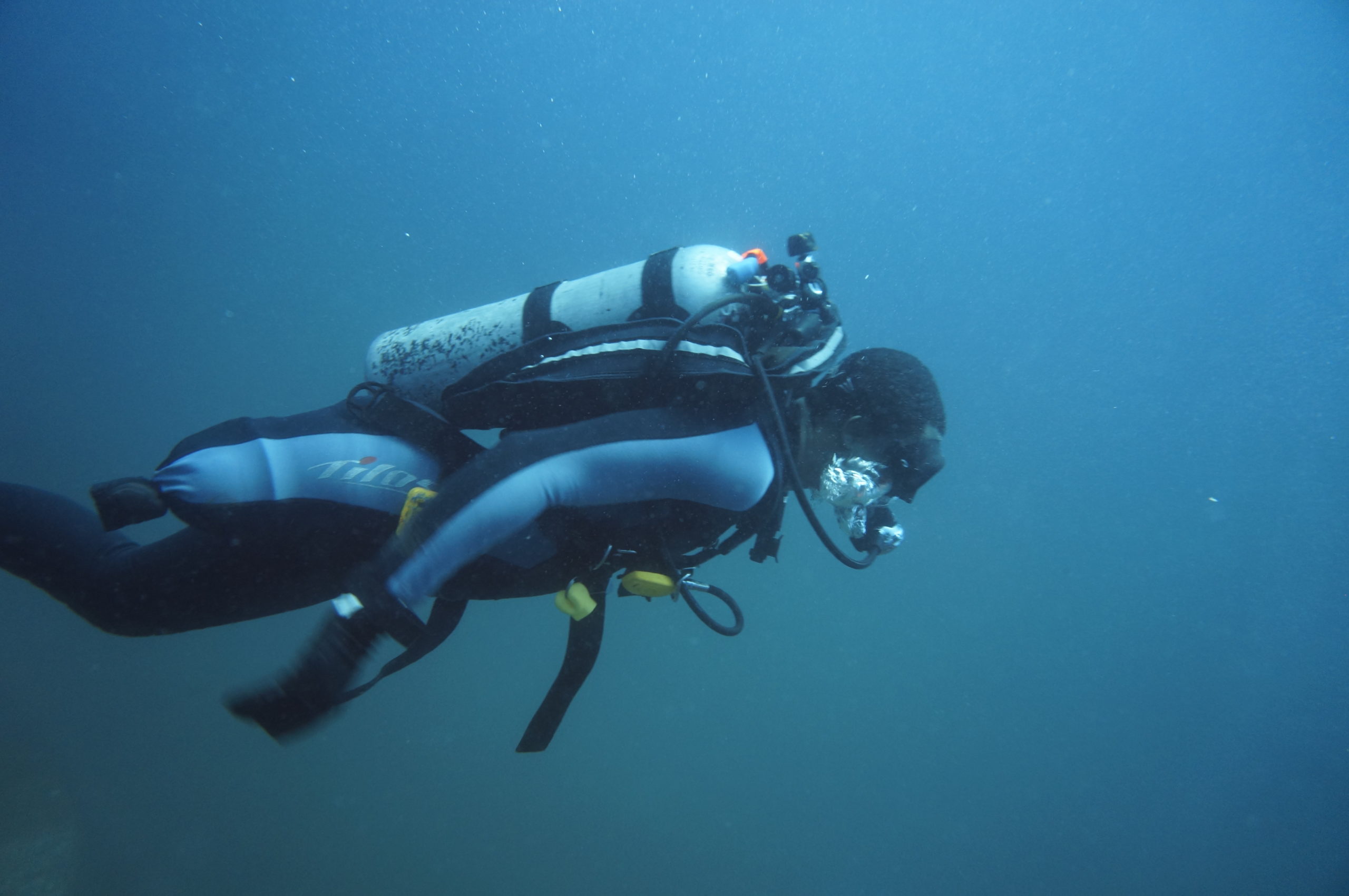 Athlete with right leg amputation scuba diving