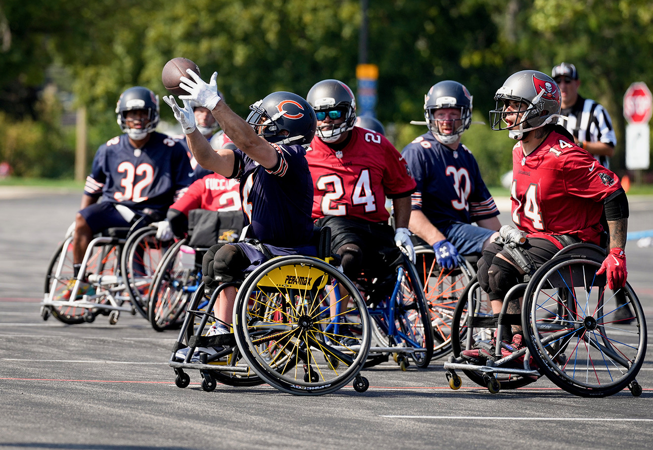 USAWFL Chicago and Tampa athletes fighting to catch a pass