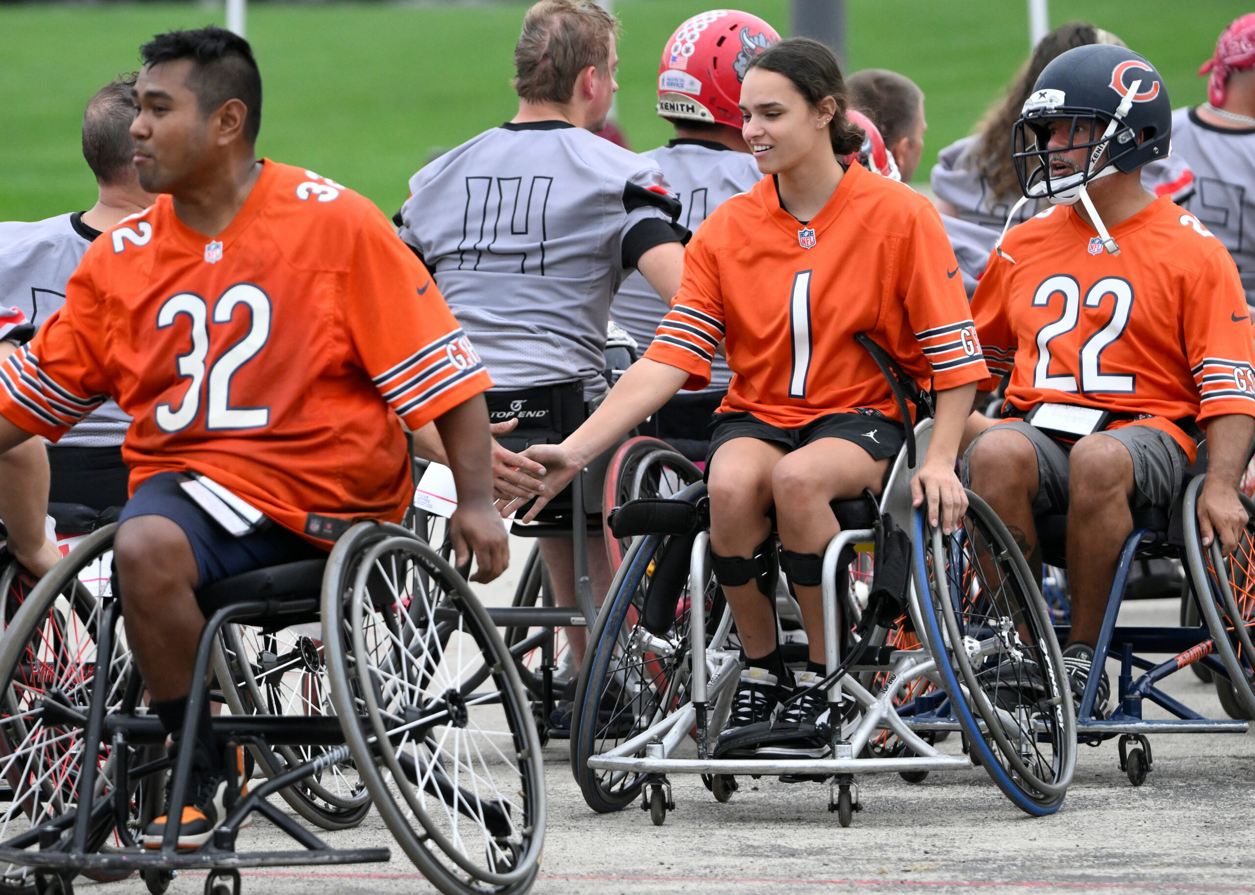 Image of Bears & Smoke team shaking hands post-game.