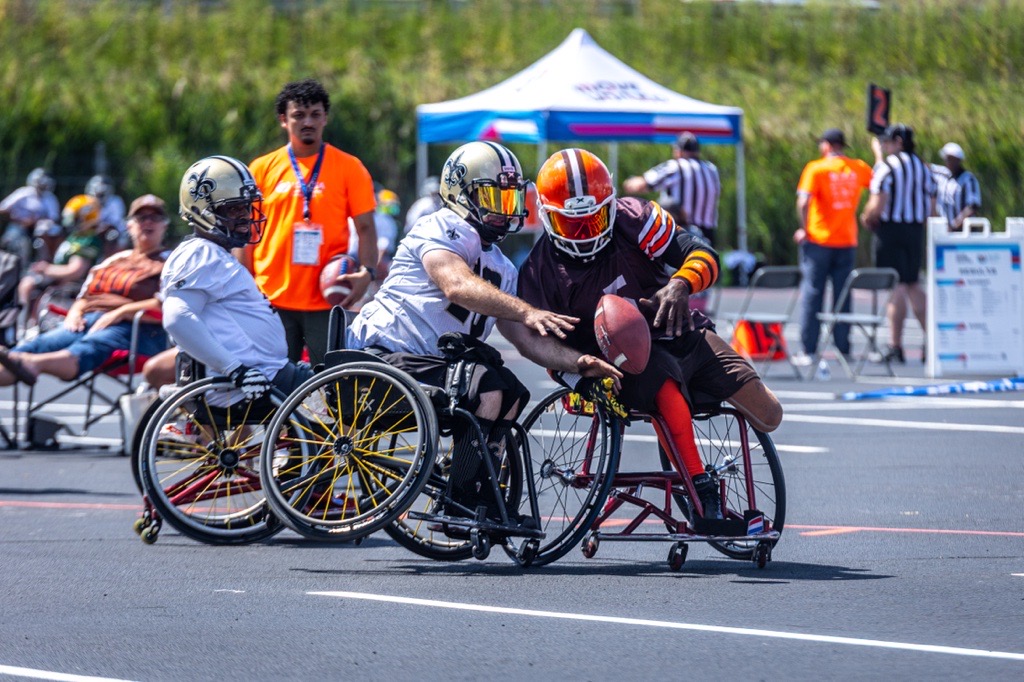 USAWFL Saints athlete tackling a Browns athlete